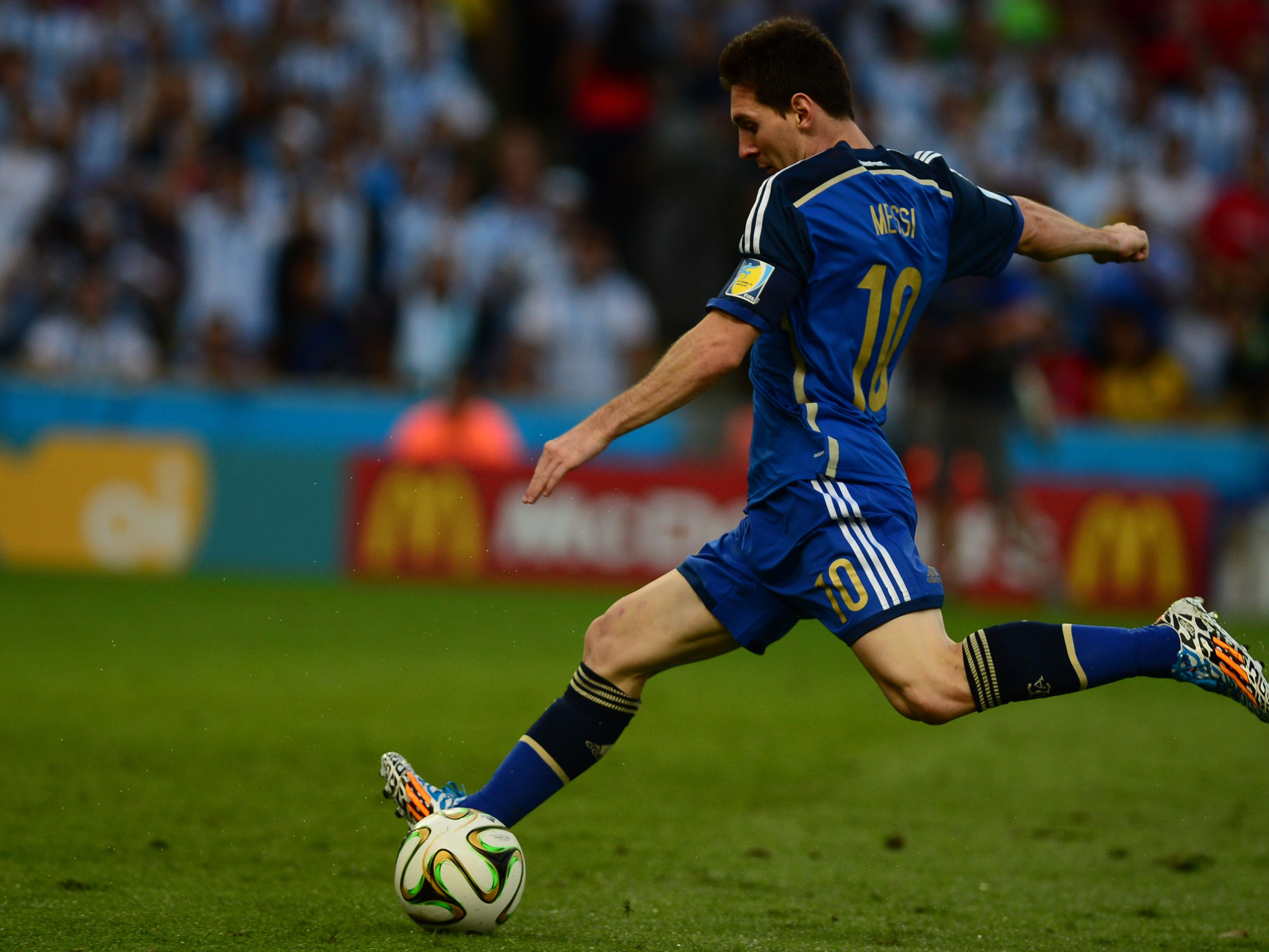 Germany_and_Argentina_face_off_in_the_final_of_the_World_Cup_2014_04_crop
