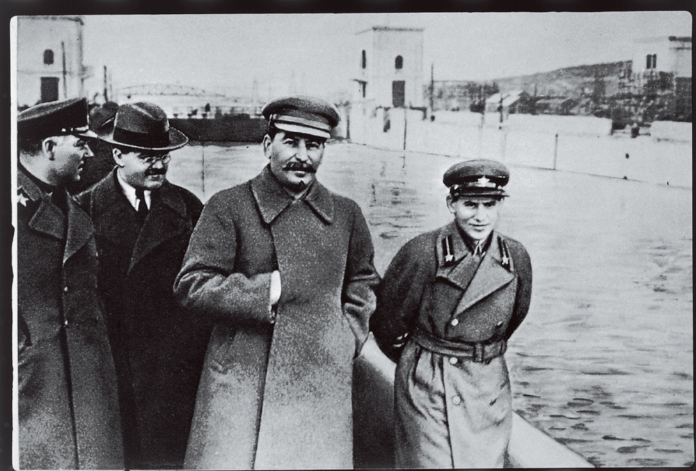 Voroshilov_Molotov_Stalin_with_Nikolai_Yezhov